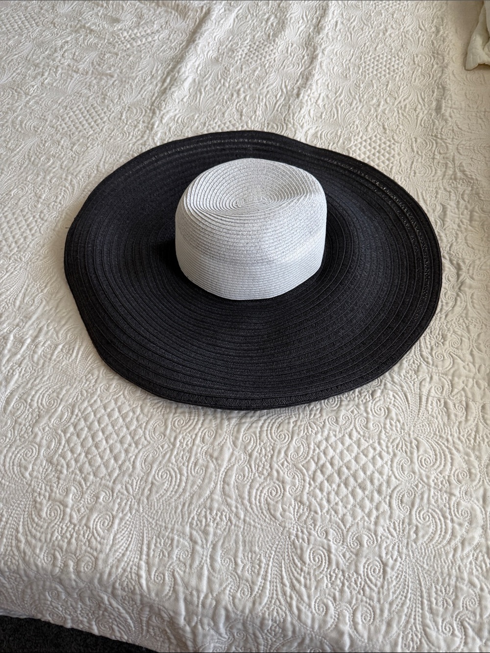 Halogen Two-Tone Wide Brim Sun Hat in Black and White